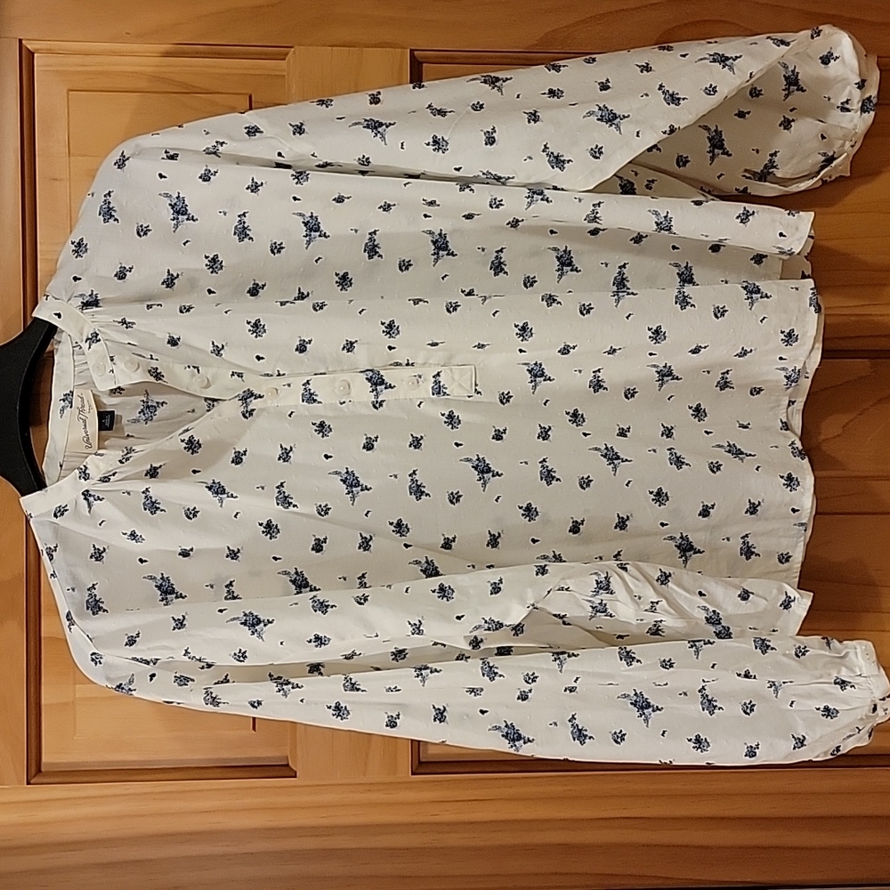 NWOT Universal Thread Top